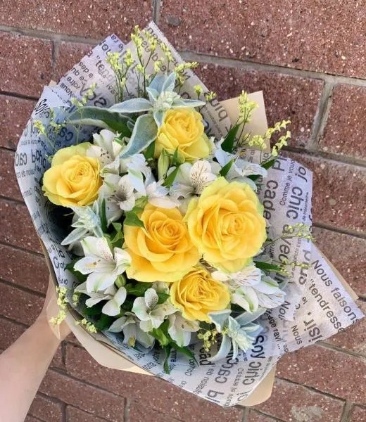 Букет из желтых роз и альстромерий Праздник цветов