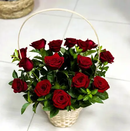Корзина красных роз Феерия