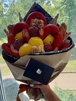 Съедобный букет № 4 из колбасы и сыра