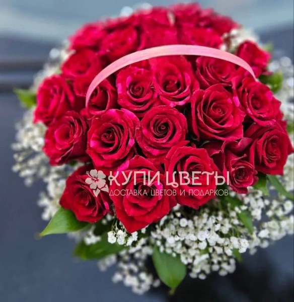 Корзина с красными розами и гипсофилой 