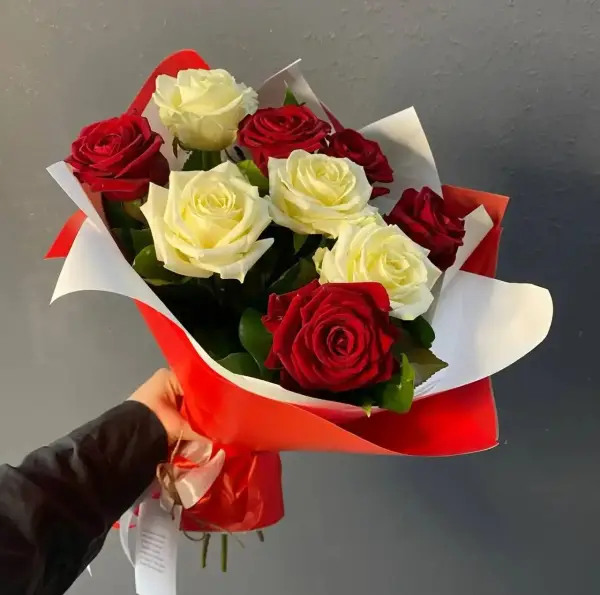 Букет из 9 красно белых роз