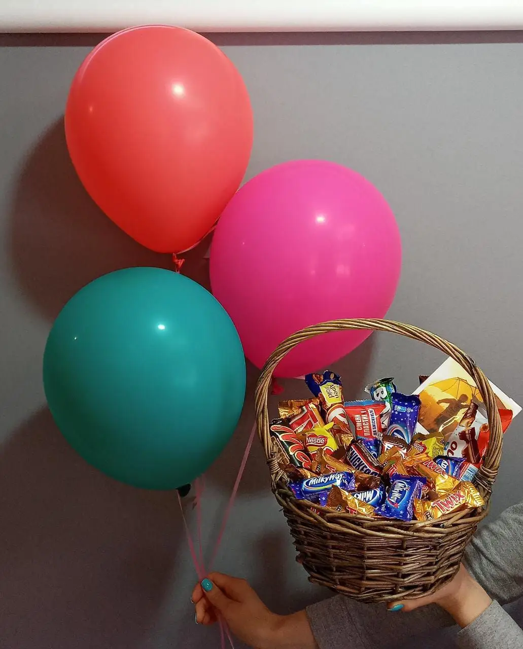 Корзина с шоколадными батончиками