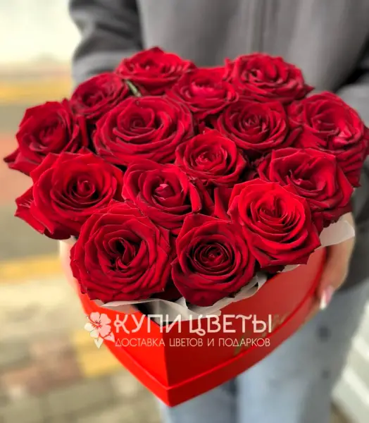 15  красных роз в форме сердца