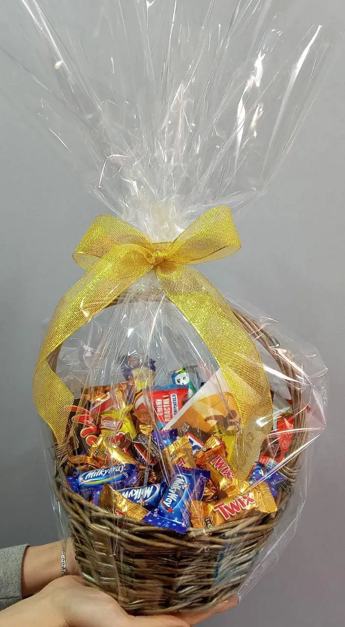 Корзина с шоколадными батончиками
