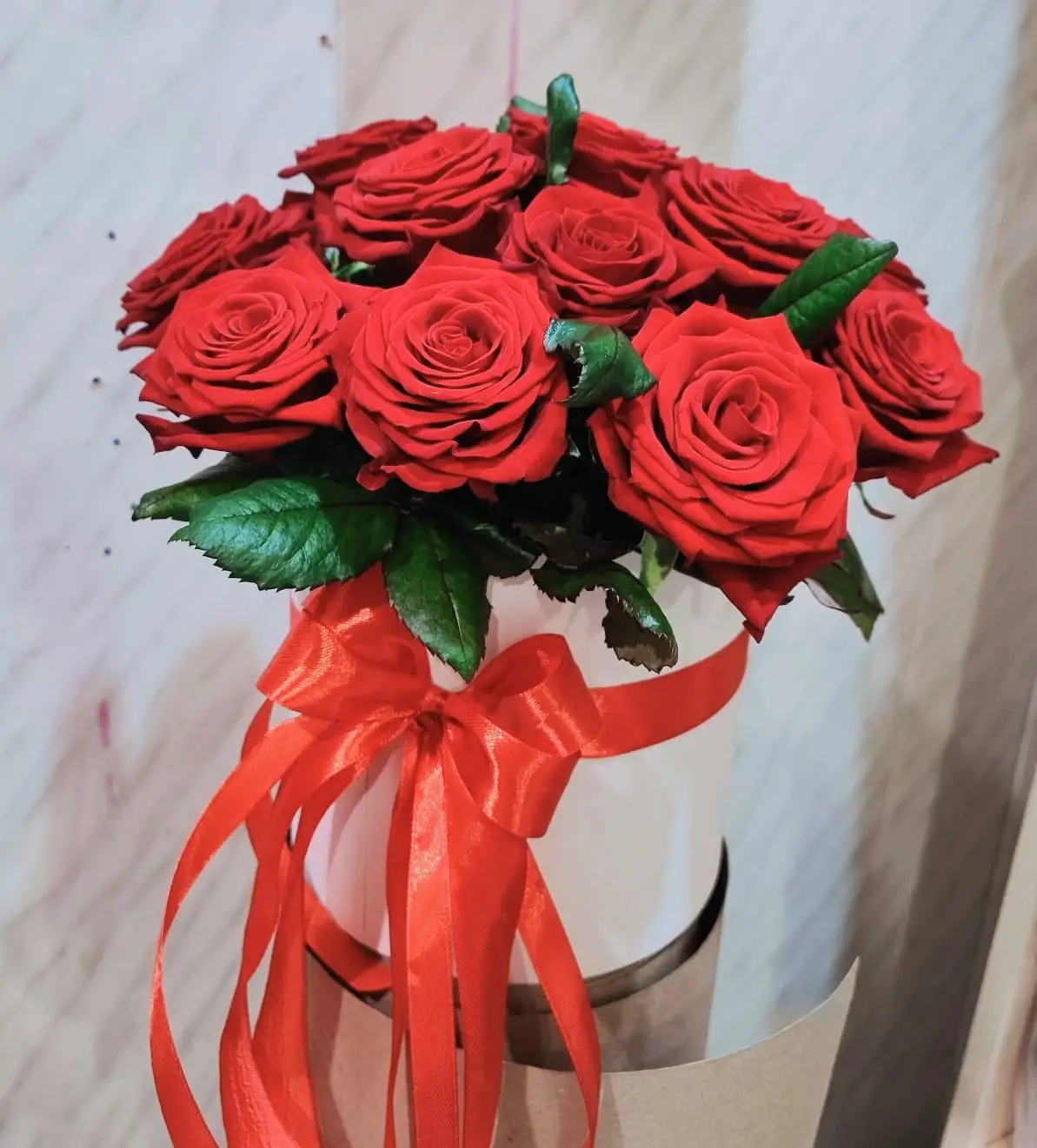 Шляпная коробка из красных роз