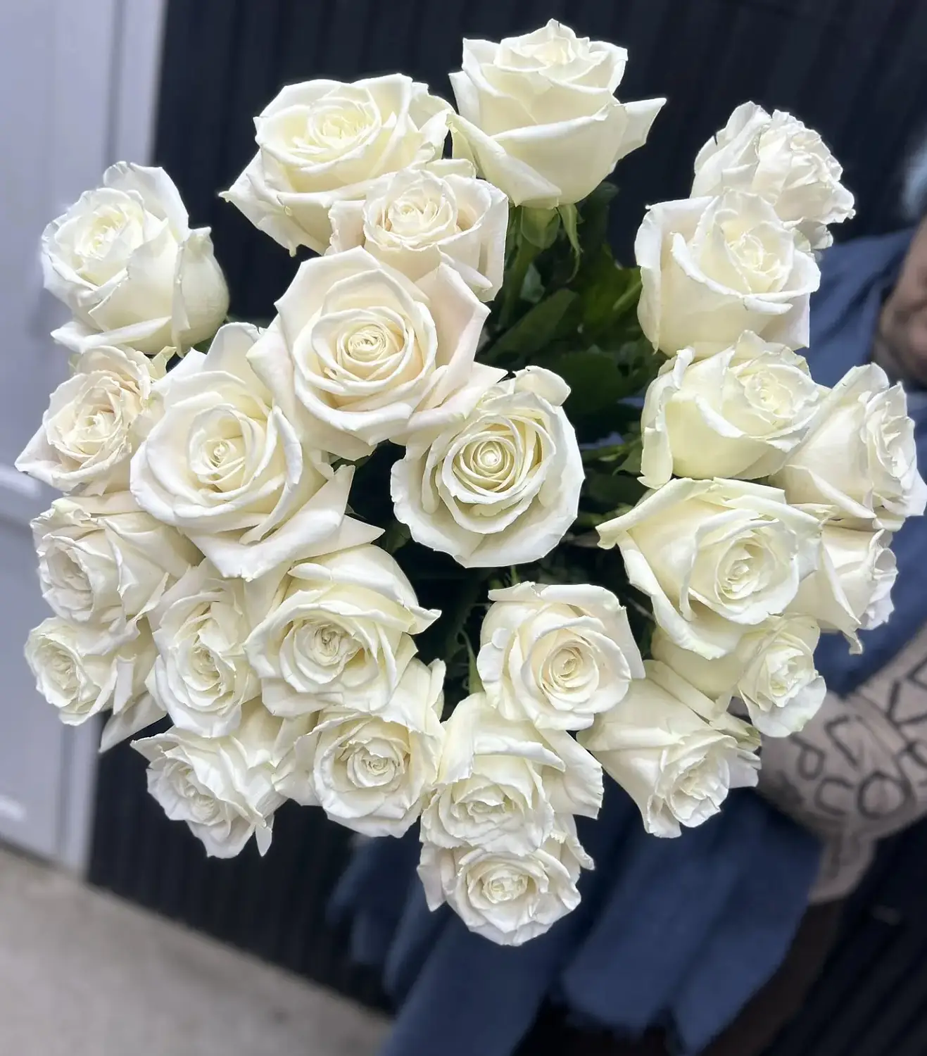 Букет из 25 белых роз под ленту