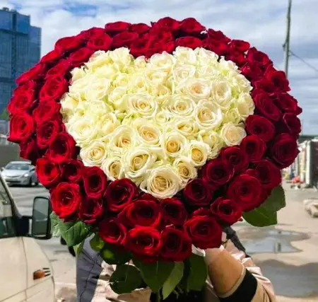 Сердце из 101 розы